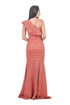 VESTIDO LONGO KÍMIKA COM DECOTE ASSIMÉTRICO PRETO.