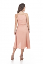 VESTIDO MÍDI KÍMIKA COM DETALHE FRANZIDO NA SAIA ROSÊ.
