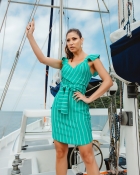 VESTIDO KÍMIKA FEITO EM CREPE LEVE VERDE.