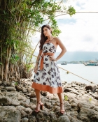 VESTIDO MÍDI KÍMIKA SOLTO ESTAMPADO COM CINTO DE TECIDO LARANJA.