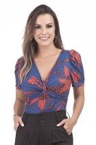 BODY KÍMIKA ESTAMPADO COM MANGUINHA AZUL E VERMELHO. 