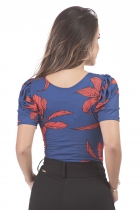 BODY KÍMIKA ESTAMPADO COM MANGUINHA AZUL E VERMELHO. 