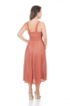 VESTIDO KÍMIKA MÍDI MALHA DEVORÉ COM BRILHO DISCRETO LARANJA.