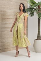 VESTIDO KIMIKA CURTO AMARELO COM RENDA E SAIA DE SOBREPOSIÇÃO MIDI .