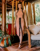 VESTIDO MÍDI KÍMIKA COM FENDA E COSTAS CRUZADAS SALMON. 