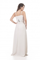 VESTIDO LONGO KÍMIKA LISO COM FENDA FONTAL CINZA CLARO.