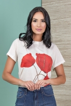 T-SHIRT KÍMIKA COM BORDADO FLORES VERMELHAS.