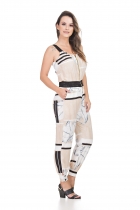 MACACÃO KÍMIKA COM DETALHE EM LOGOMANIA ESTAMPADO.