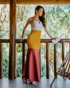 VESTIDO KÍMIKA LONGO EM CREPE ALFAIATARIA TRICOLOR.