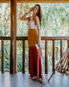 VESTIDO KÍMIKA LONGO EM CREPE ALFAIATARIA TRICOLOR.