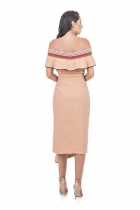 VESTIDO KÍMIKA MIDÍ EM CREPE ALFAIATARIA MOSTARDA.