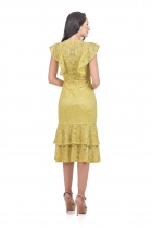 VESTIDO KÍMIKA MÍDI EM RENDA AMARELA.