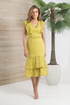 VESTIDO KÍMIKA MÍDI EM RENDA AMARELA.