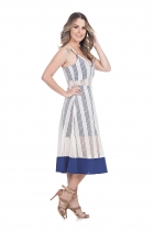 VESTIDO MÍDI KÍMIKA EM RENDA MACRAMÊ AZUL.