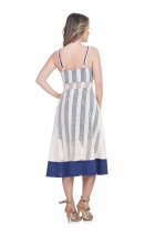 VESTIDO MÍDI KÍMIKA EM RENDA MACRAMÊ AZUL.