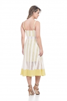 VESTIDO MÍDI KÍMIKA EM RENDA MACRAMÊ AMARELO.