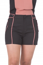 SHORT SINTONIA COM DETALHES EM VIÉS PRETO.