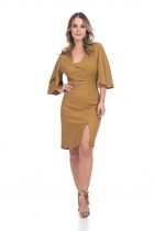 VESTIDO MIDI KÍMIKA LISO COM MANGA E FENDA MOSTARDA.