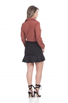 CONJUNTO KÍMIKA SAIA E CAMISA MARROM.