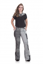 CONJUNTO KIMIKA CALÇA FLARE ESTAMPADA COM BLUSA PRETA DETALHE EM METAL.