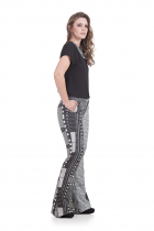 CONJUNTO KIMIKA CALÇA FLARE ESTAMPADA COM BLUSA PRETA DETALHE EM METAL.
