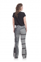 CONJUNTO KIMIKA CALÇA FLARE ESTAMPADA COM BLUSA PRETA DETALHE EM METAL.