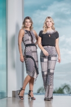 CONJUNTO KIMIKA CALÇA FLARE ESTAMPADA COM BLUSA PRETA DETALHE EM METAL.