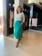 CONJUNTO KÍMIKA SAIA MÍDI LISA E BLUSA LISTRADA VERDE.