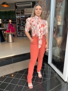 CONJUNTO KÍMIKA CALÇA EM CREPE ALFAIATARIA E BLUSA EM CREPE COM TOQUE DE SEDA LARANJA