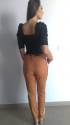 CONJUNTO KÍMIKA DE CALÇA CASUAL E BLUSA EM MALHA PRETA