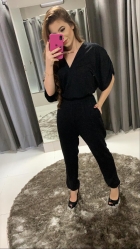 MACACÃO KÍMIKA FEITO EM MALHA COM DETALHES EM LUREX PRETO.