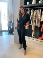 MACACÃO KÍMIKA FEITO EM MALHA COM DETALHES EM LUREX PRETO.