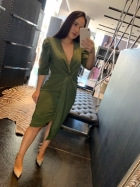 VESTIDO MÍDI KÍMIKA MONOCROMÁTICO COM BUSTO TORCIDO VERDE