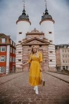VESTIDO MÍDI KÍMIKA EM CREPE TEXTURIZADO MONOCROMÁTICO AMARELO
