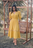 VESTIDO MÍDI KÍMIKA EM CREPE TEXTURIZADO MONOCROMÁTICO AMARELO