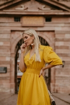 VESTIDO MÍDI KÍMIKA EM CREPE TEXTURIZADO MONOCROMÁTICO AMARELO