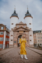VESTIDO MÍDI KÍMIKA EM CREPE TEXTURIZADO MONOCROMÁTICO AMARELO