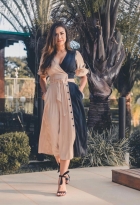 VESTIDO MIDI KÍMIKA EM CREPE FLUIDO TEXTURIZADO BEGE
