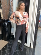 CONJUNTO KÍMIKA DE CALÇA CREPE ALFAIATARIA PRETA COM BLUSA ESTAMPADA.