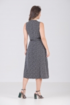 VESTIDO MÍDI KÍMIKA ESTAMPADO BICOLOR PRETO E BRANCO.