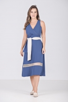 VESTIDO MÍDI KÍMIKA LISO COM DETALHES AZUL.