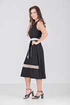 VESTIDO MÍDI KÍMIKA LISO COM DETALHES PRETO.