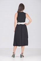 VESTIDO MÍDI KÍMIKA LISO COM DETALHES PRETO.