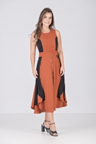 VESTIDO MÍDI KÍMIKA EM CREPE TEXTURIZADO BICOLOR MARROM.