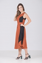 VESTIDO MÍDI KÍMIKA EM CREPE TEXTURIZADO BICOLOR MARROM.