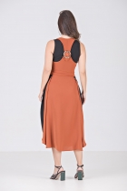 VESTIDO MÍDI KÍMIKA EM CREPE TEXTURIZADO BICOLOR MARROM.